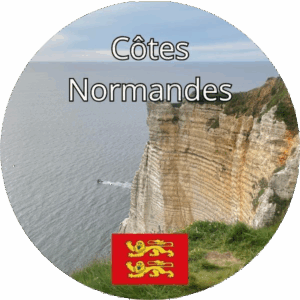 Falaises abruptes surplombant la mer en Normandie, vue depuis les hauteurs, drapeau normand en bas de l’image