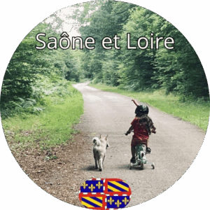Enfant en vélo, accompagné d’un chien sur un chemin forestier en Saône-et-Loire, avec le blason de la Bourgogne